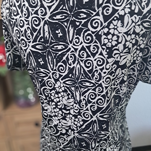 Serenade Faux Wrap Blouse Black White Floral Short Sleeve V-Neck Career Office - Picture 7 of 9